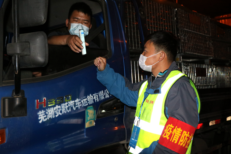 新一輪疫情發(fā)生后，安徽路橋迅速行動(dòng)，組織全體職工和勞務(wù)工人進(jìn)行全員核算檢測(cè)，筑牢疫情防控第一道防線。此外，還積極投身屬地疫情防控，踐行國(guó)企擔(dān)當(dāng)。