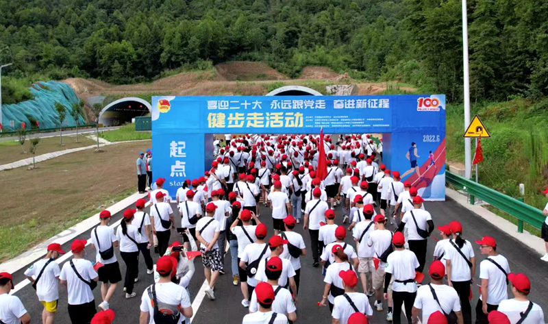 池州市團(tuán)委“喜迎二十大、奮進(jìn)新征程、永遠(yuǎn)跟黨走”健步走活動(dòng)在公司G318項(xiàng)目舉行6