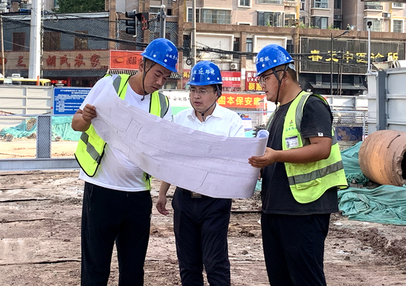 公司黨委書記、董事長(zhǎng)錢申春到機(jī)場(chǎng)S1線先行段調(diào)研安全生產(chǎn)工作