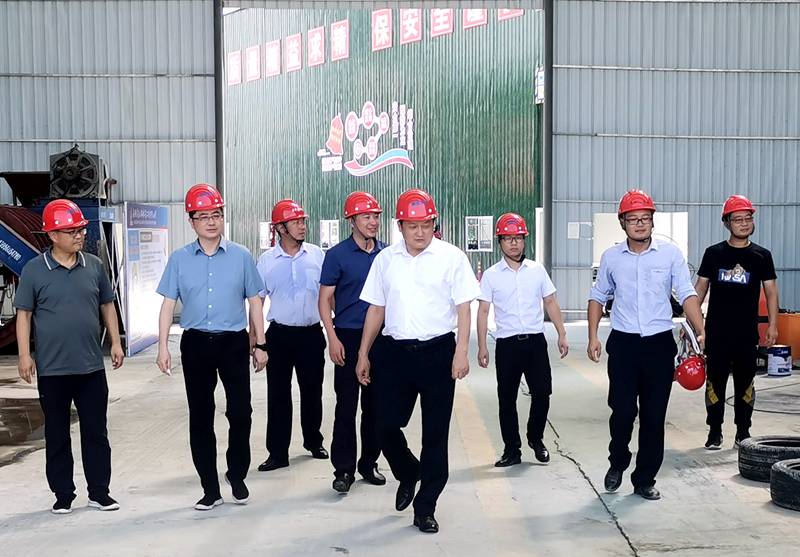 淮南市交通運(yùn)輸局黨組書記、局長(zhǎng)李輝到S16合周壽縣預(yù)制標(biāo)檢查指導(dǎo) - 副本